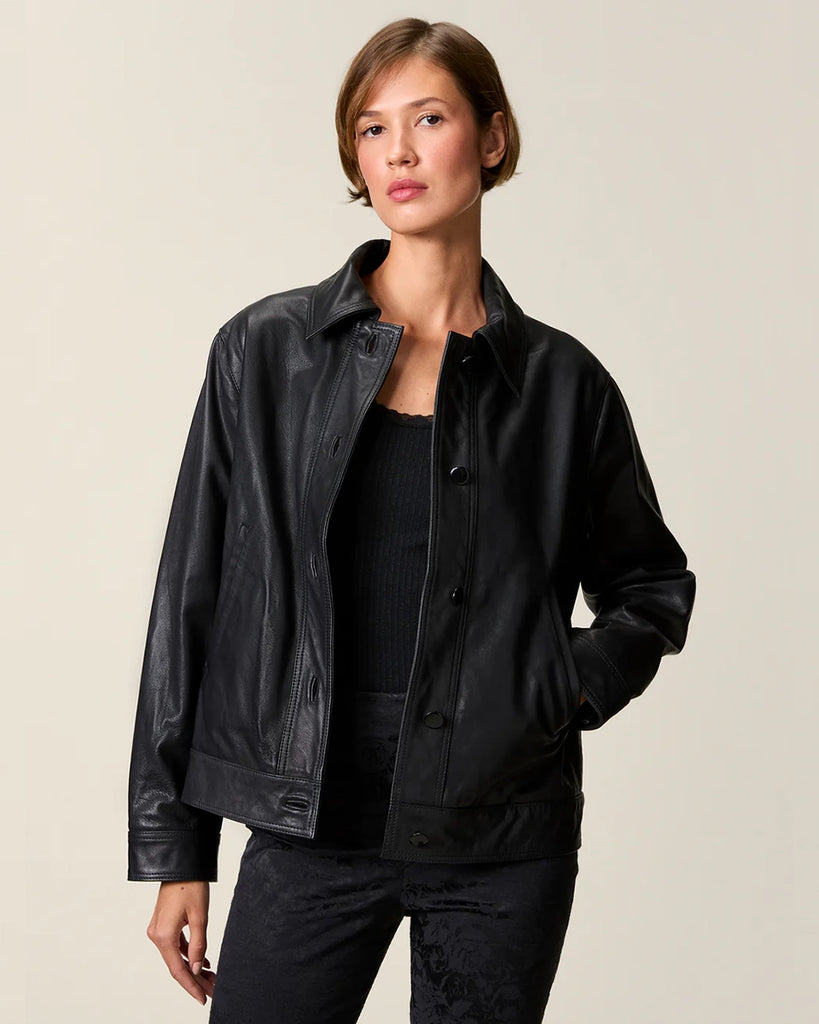 Czarna, krótka kurtka skórzana Stan Rouje o prostym kroju. Posiada kołnierzyk i dwie, boczne kieszenie. Z przodu i przy mankietach rękawów zapinana na guziki. Kurtka ma podszewkę we wzór w grochy.