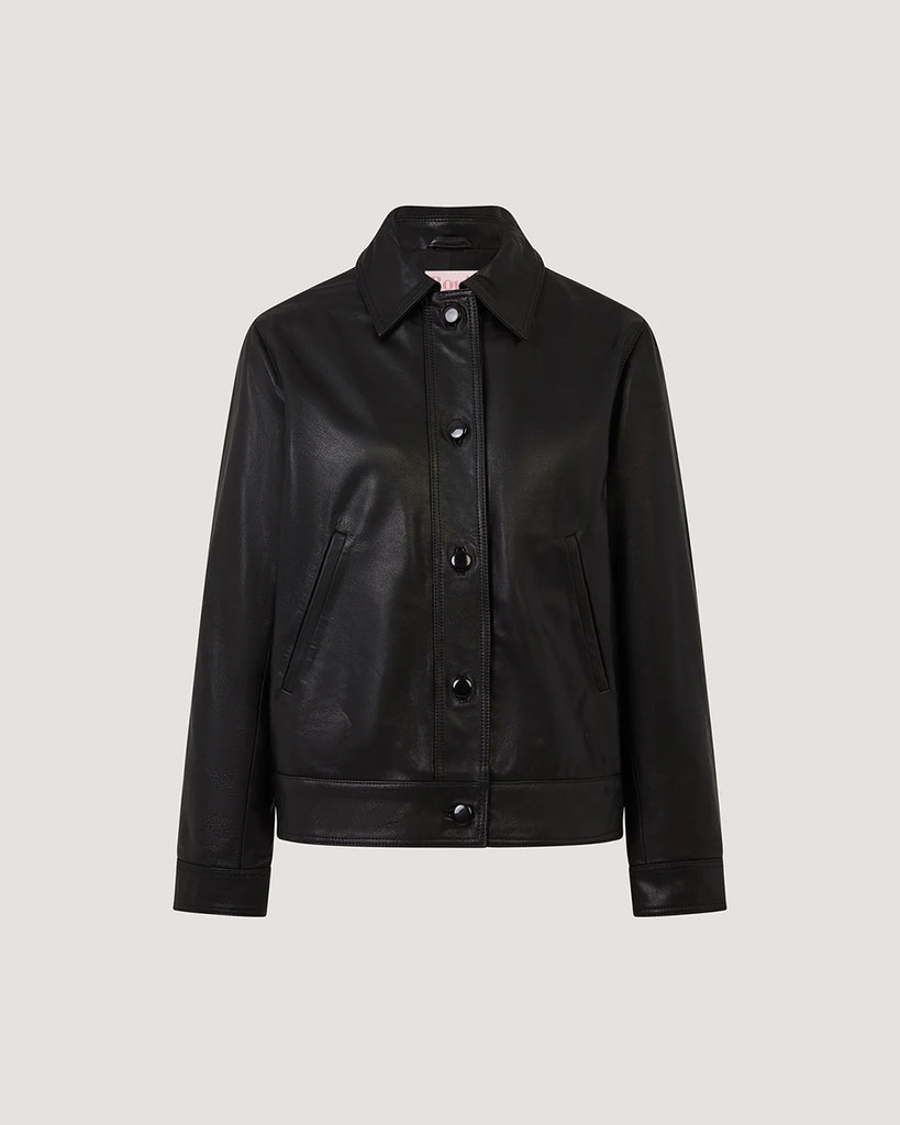 Czarna, krótka kurtka skórzana Stan Rouje o prostym kroju. Posiada kołnierzyk i dwie, boczne kieszenie. Z przodu i przy mankietach rękawów zapinana na guziki. Kurtka ma podszewkę we wzór w grochy.