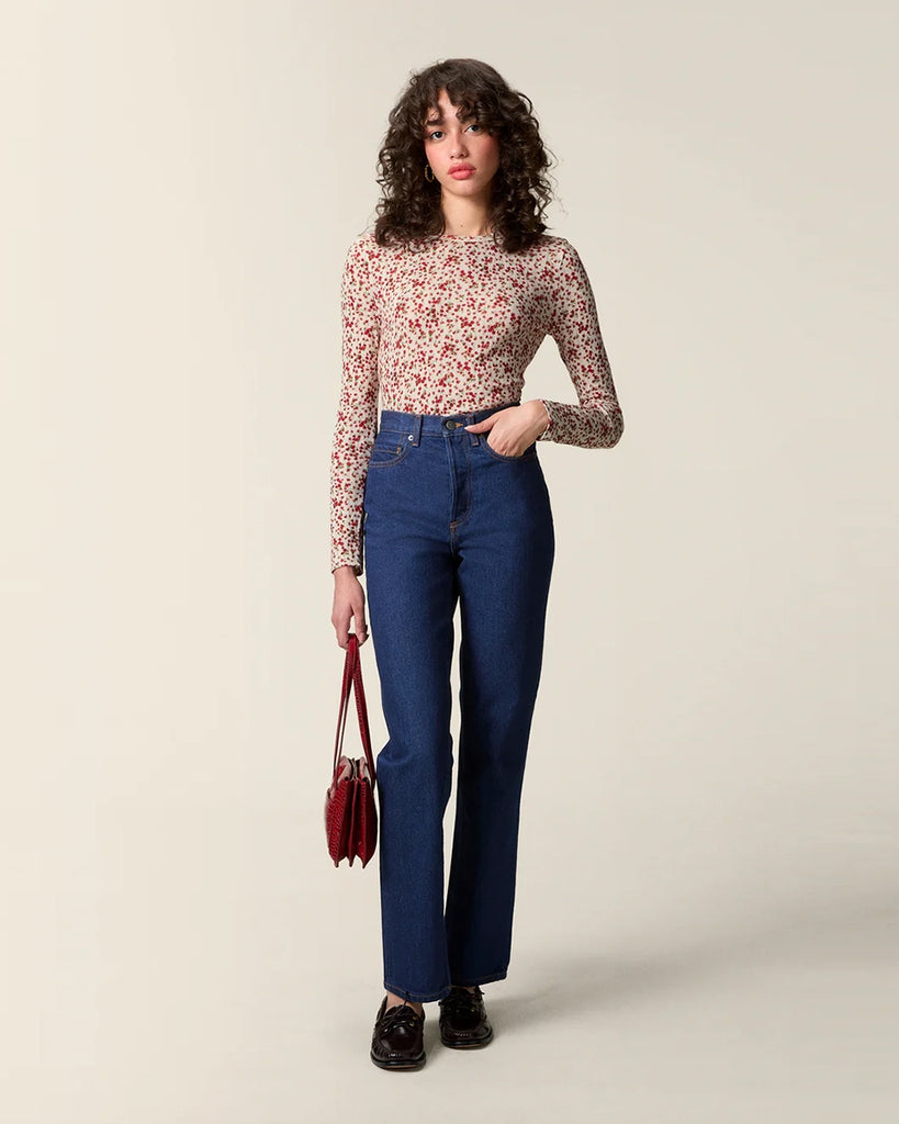 Dopasowany, prosty longsleeve Timothee Rouje w drobny, kwiatowy print. Posiada okrągły dekolt obszyty delikatną koronką i wąskie rękawy. Wykonany z miękkiej, lekko ażurowej tkaniny.