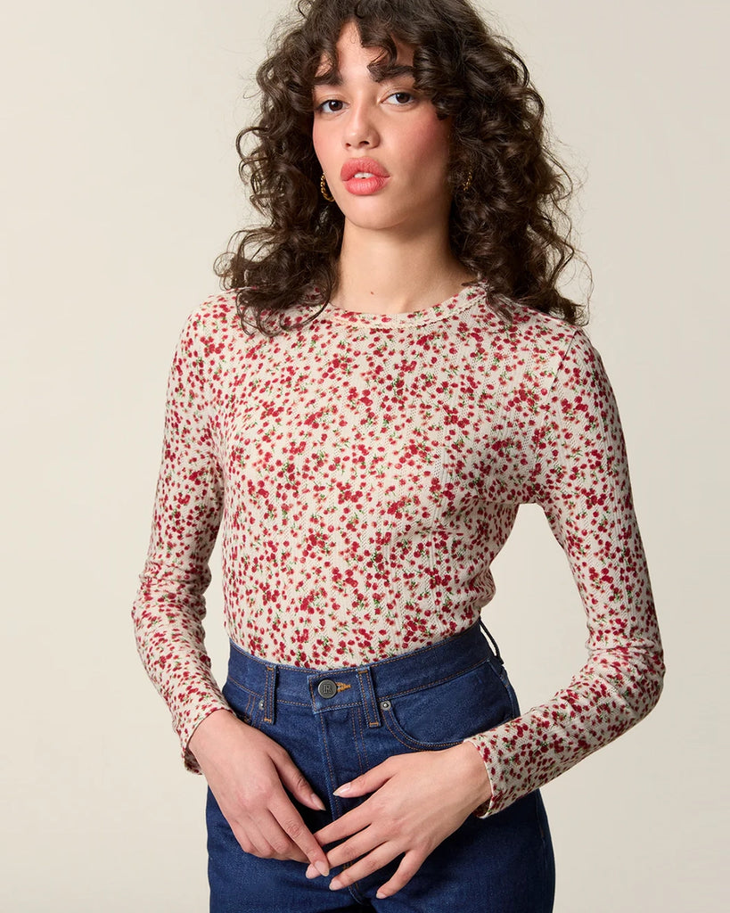 Dopasowany, prosty longsleeve Timothee Rouje w drobny, kwiatowy print. Posiada okrągły dekolt obszyty delikatną koronką i wąskie rękawy. Wykonany z miękkiej, lekko ażurowej tkaniny.