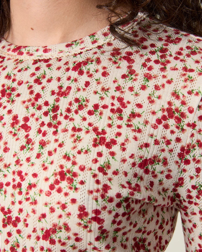 Dopasowany, prosty longsleeve Timothee Rouje w drobny, kwiatowy print. Posiada okrągły dekolt obszyty delikatną koronką i wąskie rękawy. Wykonany z miękkiej, lekko ażurowej tkaniny.