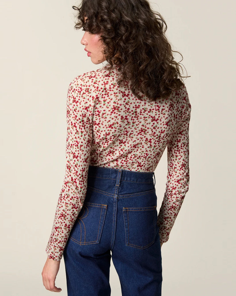 Dopasowany, prosty longsleeve Timothee Rouje w drobny, kwiatowy print. Posiada okrągły dekolt obszyty delikatną koronką i wąskie rękawy. Wykonany z miękkiej, lekko ażurowej tkaniny.