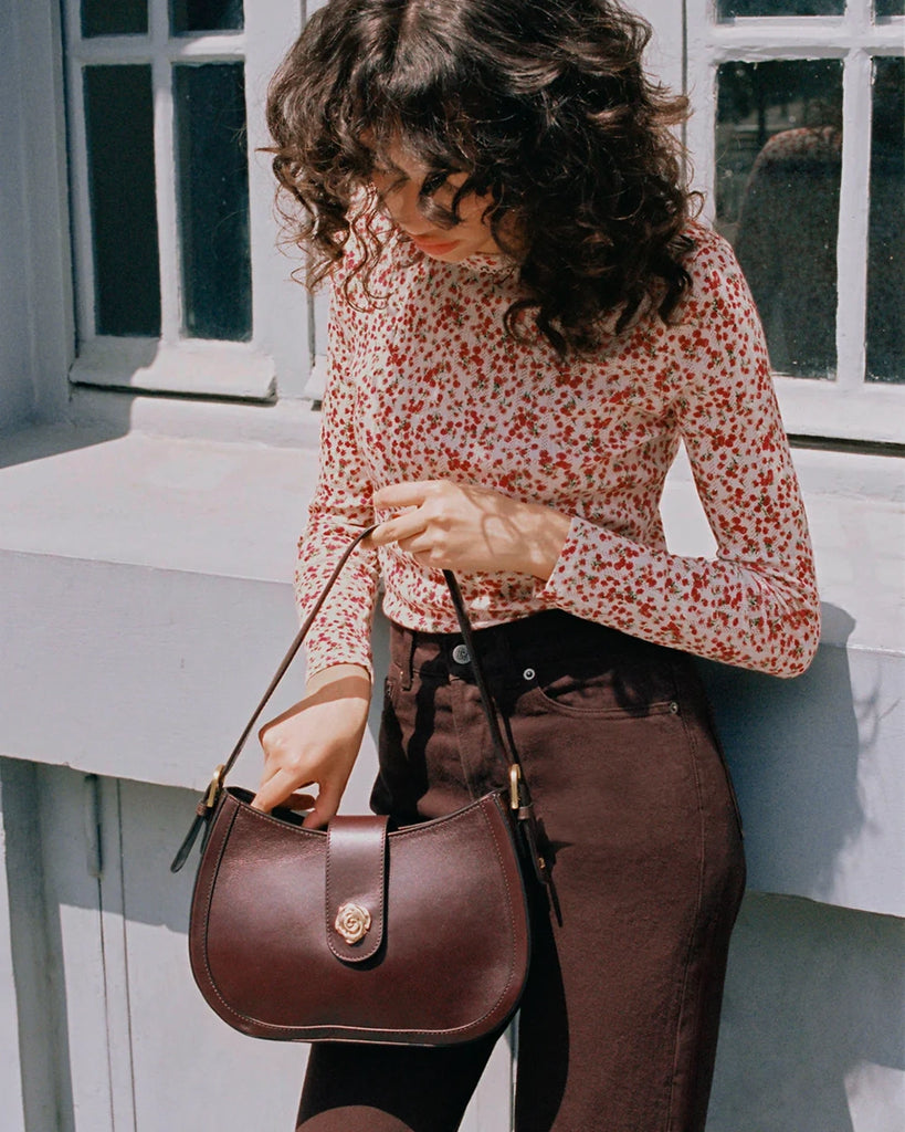 Dopasowany, prosty longsleeve Timothee Rouje w drobny, kwiatowy print. Posiada okrągły dekolt obszyty delikatną koronką i wąskie rękawy. Wykonany z miękkiej, lekko ażurowej tkaniny.