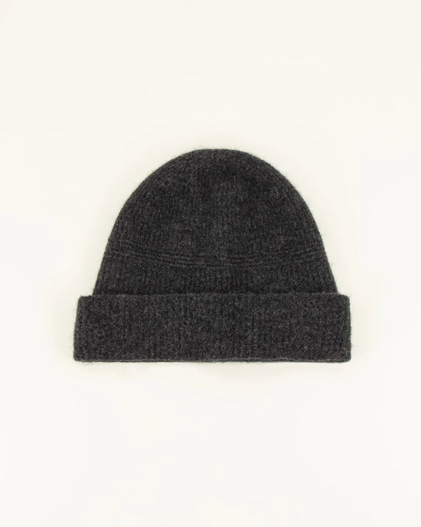 Wełniana, wywijana czapka Rowa Carbonella w kolorze ciemnoszarym. Idealnie sprawdzi się w sezonie jesienno-zimowym.&nbsp;