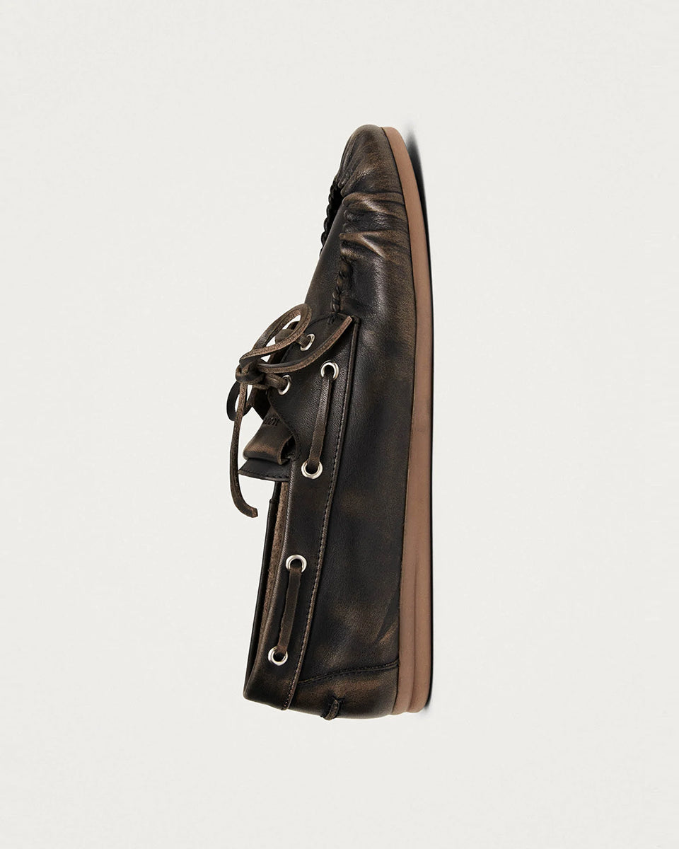 Brązowe, skórzane mokasyny Rowan Vintage Brown Leather marki ALOHAS w stylu butów żeglarskich z klasycznym marszczonym przodem. Posiadają charakterystyczne wiązanie wokół i sznurowanie uzupełnione o metalowe przelotki. Wykonane z wysokiej jakości szczotkowanej skóry, wyróżniają się fakturowanym wykończeniem. To ponadczasowy wybór dla osób ceniących swobodną elegancję.

-100% skóra pochodząca ze zrównoważonych i odpowiedzialnych źródeł&nbsp;

-Zaprojektowane w Barcelonie&nbsp;

-Jeśli twoja stopa wypada międ