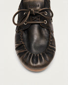 Brązowe, skórzane mokasyny Rowan Vintage Brown Leather marki ALOHAS w stylu butów żeglarskich z klasycznym marszczonym przodem. Posiadają charakterystyczne wiązanie wokół i sznurowanie uzupełnione o metalowe przelotki. Wykonane z wysokiej jakości szczotkowanej skóry, wyróżniają się fakturowanym wykończeniem. To ponadczasowy wybór dla osób ceniących swobodną elegancję.

-100% skóra pochodząca ze zrównoważonych i odpowiedzialnych źródeł&nbsp;

-Zaprojektowane w Barcelonie&nbsp;

-Jeśli twoja stopa wypada międ