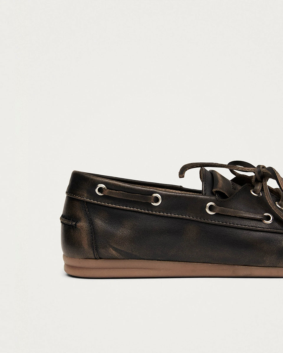 Brązowe, skórzane mokasyny Rowan Vintage Brown Leather marki ALOHAS w stylu butów żeglarskich z klasycznym marszczonym przodem. Posiadają charakterystyczne wiązanie wokół i sznurowanie uzupełnione o metalowe przelotki. Wykonane z wysokiej jakości szczotkowanej skóry, wyróżniają się fakturowanym wykończeniem. To ponadczasowy wybór dla osób ceniących swobodną elegancję.

-100% skóra pochodząca ze zrównoważonych i odpowiedzialnych źródeł&nbsp;

-Zaprojektowane w Barcelonie&nbsp;

-Jeśli twoja stopa wypada międ