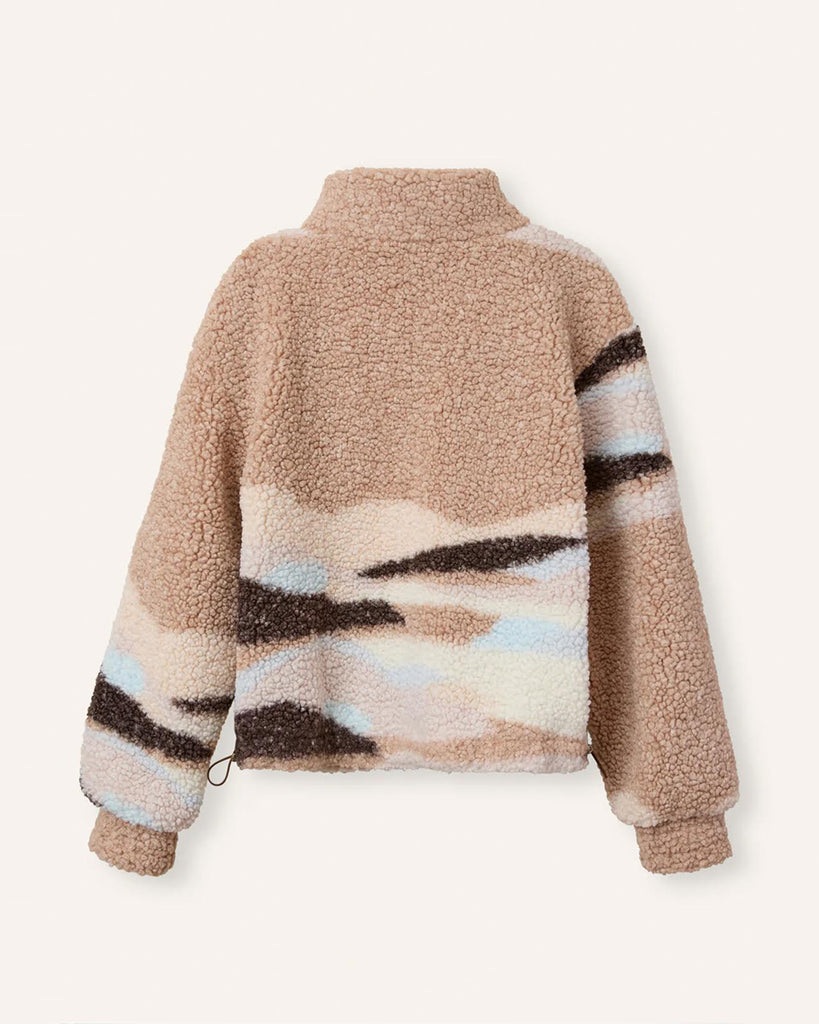 Kurtka polarowa marki HELMSTEDT Safiya Fleece z gradientem kolorów, które przechodząc miedzy sobą tworzą efektowny wzór. Zapinana jest z przodu na brązowy zamek z logo HELMSTEDT. Posiada ściągacz na dole, kieszenie boczne oraz kieszeń na piersi po prawej stronie. Rękawy są szerokie, zakończone przeszyciem utrzymującym kształt. Kurtka jest stylowym elementem jesiennych stylizacji.&nbsp;