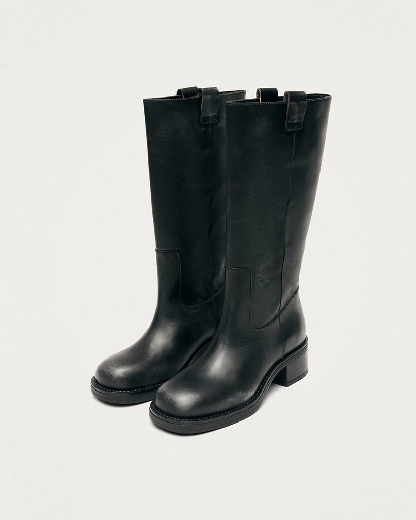 Czarne, masywne kozaki typu oficerki ALOHAS Sajan Black Leather z efektem przetarcia. Wzorowane na tradycyjnych oficerkach z zaokrąglonymi noskami i podwyższoną, gumową podeszwą. Sięgają do łydki. Po bokach posiadają uchwyty z logo marki, które ułatwiają zakładanie. Wykonane z przetarcia czarnej skóry.&nbsp;