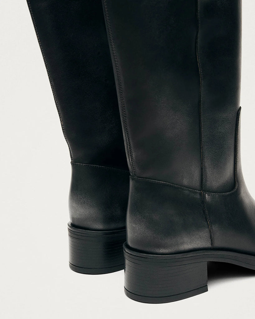 Czarne, masywne kozaki typu oficerki ALOHAS Sajan Black Leather z efektem przetarcia. Wzorowane na tradycyjnych oficerkach z zaokrąglonymi noskami i podwyższoną, gumową podeszwą. Sięgają do łydki. Po bokach posiadają uchwyty z logo marki, które ułatwiają zakładanie. Wykonane z przetarcia czarnej skóry.&nbsp;