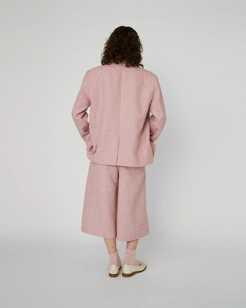 Jednorzędowa, melanżowa marynarka Salt&amp;Pepper Pink Powder marki STELLA NOVA o oversizowym kroju z szerokimi ramionami z poduszkami. Marynarka ma prosty krój. Jest zapinana na dwa guziki. Posiada podszewkę oraz dwie przednie kieszenie.&nbsp;
