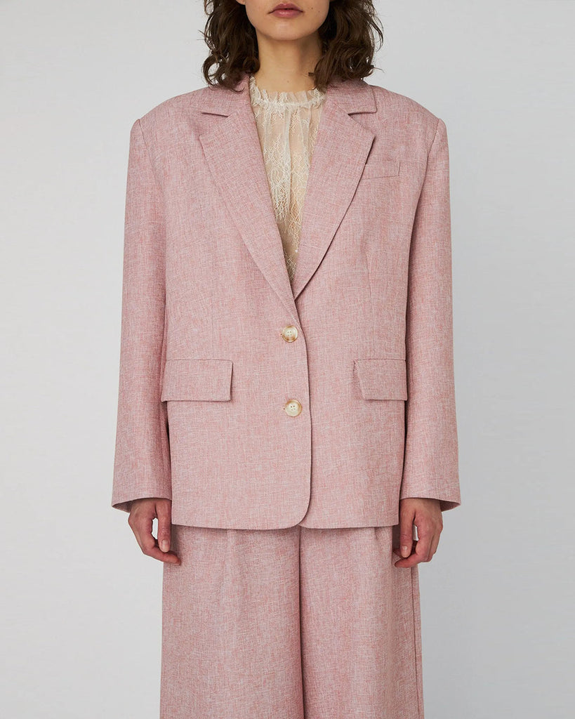 Jednorzędowa, melanżowa marynarka Salt&amp;Pepper Pink Powder marki STELLA NOVA o oversizowym kroju z szerokimi ramionami z poduszkami. Marynarka ma prosty krój. Jest zapinana na dwa guziki. Posiada podszewkę oraz dwie przednie kieszenie.&nbsp;
