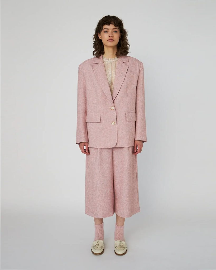 Jednorzędowa, melanżowa marynarka Salt&amp;Pepper Pink Powder marki STELLA NOVA o oversizowym kroju z szerokimi ramionami z poduszkami. Marynarka ma prosty krój. Jest zapinana na dwa guziki. Posiada podszewkę oraz dwie przednie kieszenie.&nbsp;
