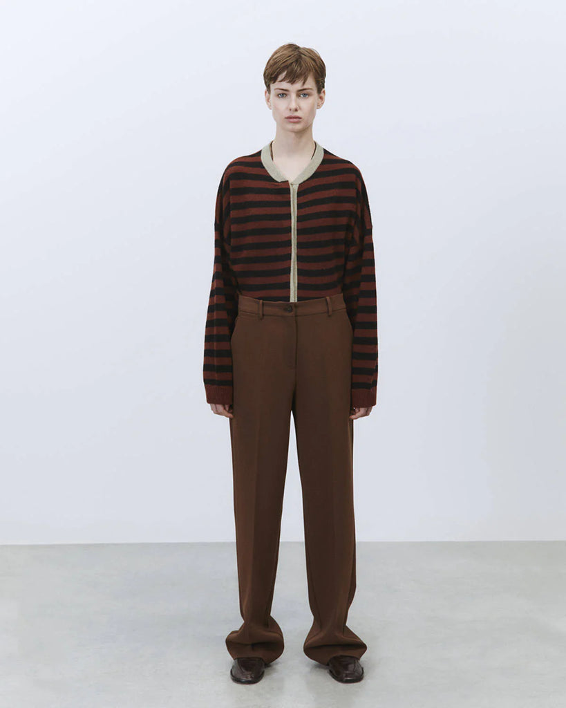 Luźne spodnie Sartoriale Brown z szeroką, prostą nogawką. Posiadają wysoki stan i szlufki umożliwiające noszenie paska. Mają dwie boczne kieszenie z przodu oraz dwie kieszenie z patkami z tyłu. Zapinane na suwak i guzik w pasie. Wykonane z mieszanki wiskozy. Idealne do codziennych, jesiennych stylizacji.&nbsp;