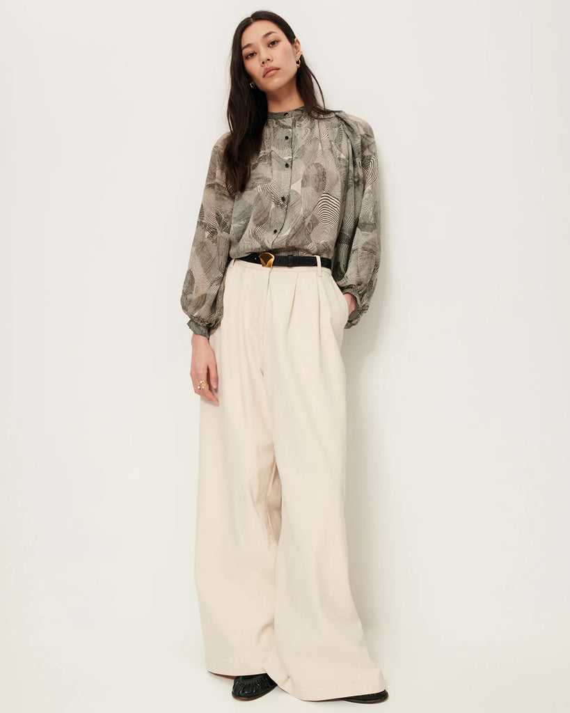 Romantyczna bluzka Silva Voluta francuskiej marki Sessun w print, z okrągłym dekoltem z marszczeniami i opadającymi ramionami. Ma długie, bufiaste rękawy z marszczeniami oraz zapięcie na guziki, z ozdobnym zapięciem przy kołnierzyku. Wykonana z jedwabiu. Zestaw ją z ulubionymi spodniami lub spódnica, aby uzyskać wyjątkowy look.

-Okrągły dekolt i marszczenia

-Bufiaste rękawy

-Zamów bluzkę w rozmiarze, który zazwyczaj nosisz