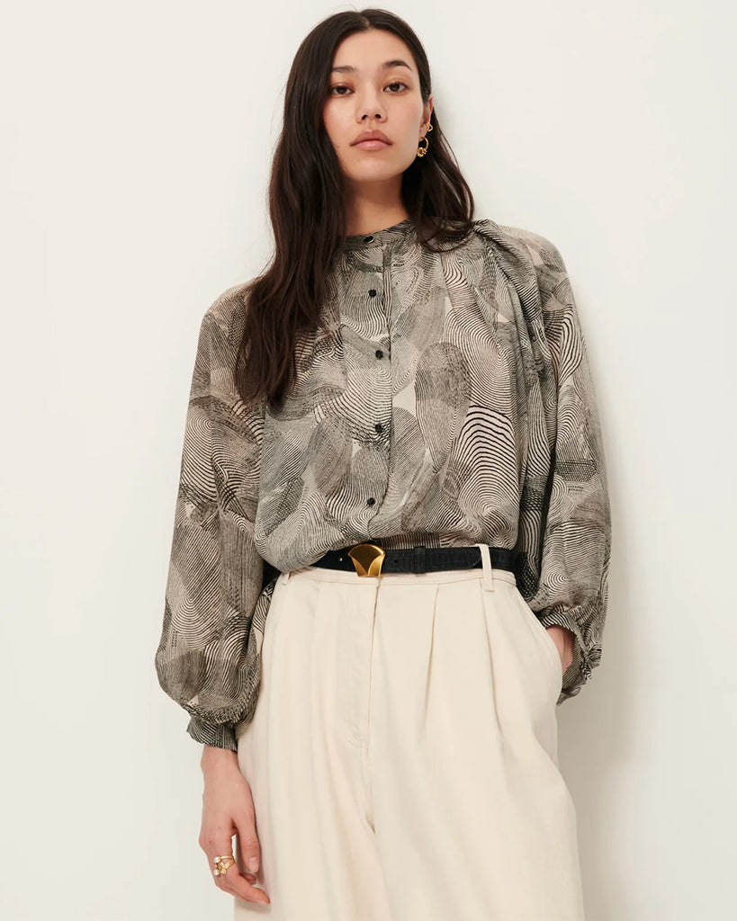 Romantyczna bluzka Silva Voluta francuskiej marki Sessun w print, z okrągłym dekoltem z marszczeniami i opadającymi ramionami. Ma długie, bufiaste rękawy z marszczeniami oraz zapięcie na guziki, z ozdobnym zapięciem przy kołnierzyku. Wykonana z jedwabiu. Zestaw ją z ulubionymi spodniami lub spódnica, aby uzyskać wyjątkowy look.

-Okrągły dekolt i marszczenia

-Bufiaste rękawy

-Zamów bluzkę w rozmiarze, który zazwyczaj nosisz