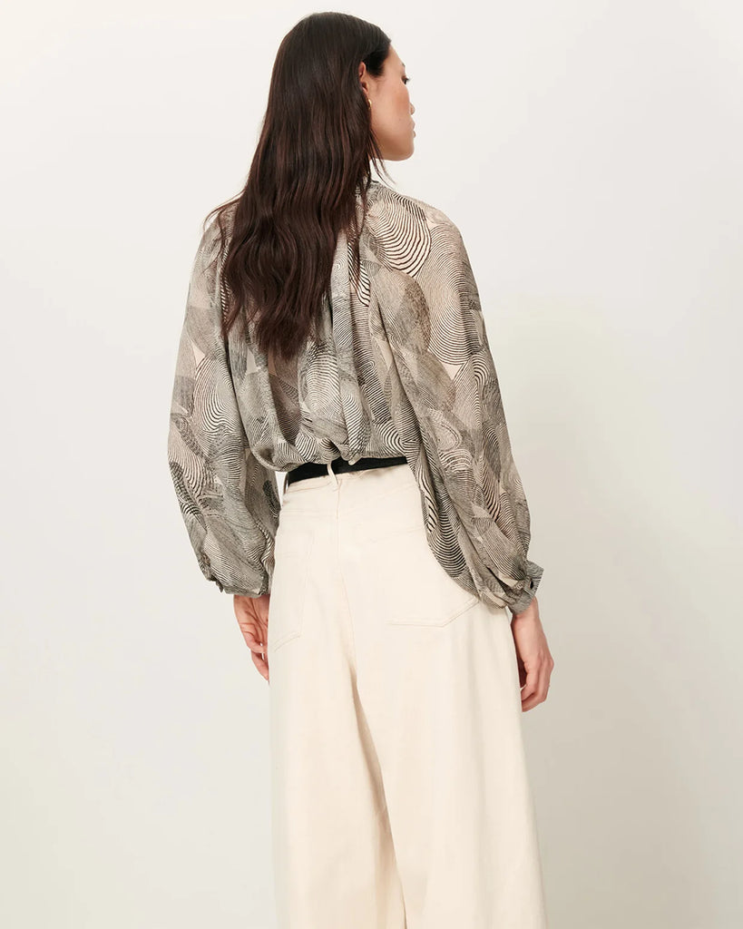 Romantyczna bluzka Silva Voluta francuskiej marki Sessun w print, z okrągłym dekoltem z marszczeniami i opadającymi ramionami. Ma długie, bufiaste rękawy z marszczeniami oraz zapięcie na guziki, z ozdobnym zapięciem przy kołnierzyku. Wykonana z jedwabiu. Zestaw ją z ulubionymi spodniami lub spódnica, aby uzyskać wyjątkowy look.

-Okrągły dekolt i marszczenia

-Bufiaste rękawy

-Zamów bluzkę w rozmiarze, który zazwyczaj nosisz