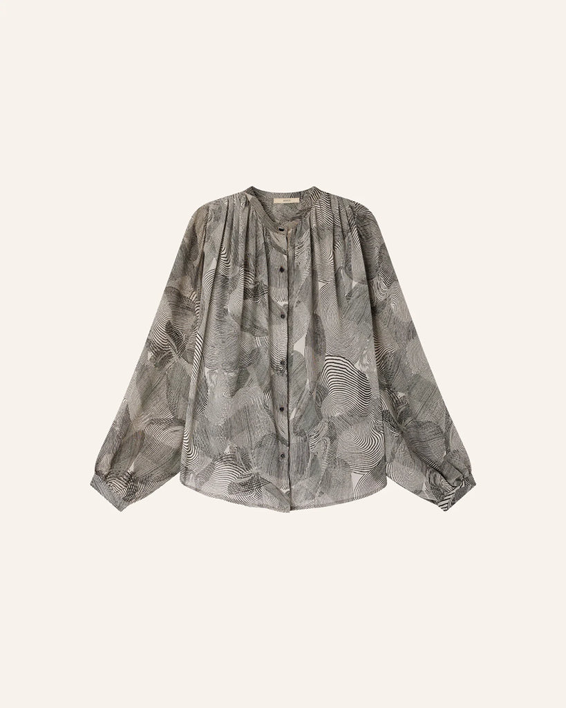 Romantyczna bluzka Silva Voluta francuskiej marki Sessun w print, z okrągłym dekoltem z marszczeniami i opadającymi ramionami. Ma długie, bufiaste rękawy z marszczeniami oraz zapięcie na guziki, z ozdobnym zapięciem przy kołnierzyku. Wykonana z jedwabiu. Zestaw ją z ulubionymi spodniami lub spódnica, aby uzyskać wyjątkowy look.

-Okrągły dekolt i marszczenia

-Bufiaste rękawy

-Zamów bluzkę w rozmiarze, który zazwyczaj nosisz