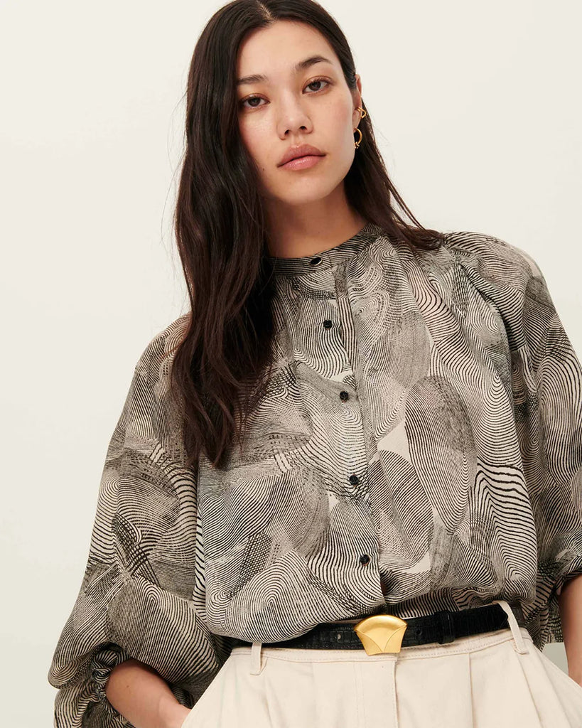 Romantyczna bluzka Silva Voluta francuskiej marki Sessun w print, z okrągłym dekoltem z marszczeniami i opadającymi ramionami. Ma długie, bufiaste rękawy z marszczeniami oraz zapięcie na guziki, z ozdobnym zapięciem przy kołnierzyku. Wykonana z jedwabiu. Zestaw ją z ulubionymi spodniami lub spódnica, aby uzyskać wyjątkowy look.

-Okrągły dekolt i marszczenia

-Bufiaste rękawy

-Zamów bluzkę w rozmiarze, który zazwyczaj nosisz