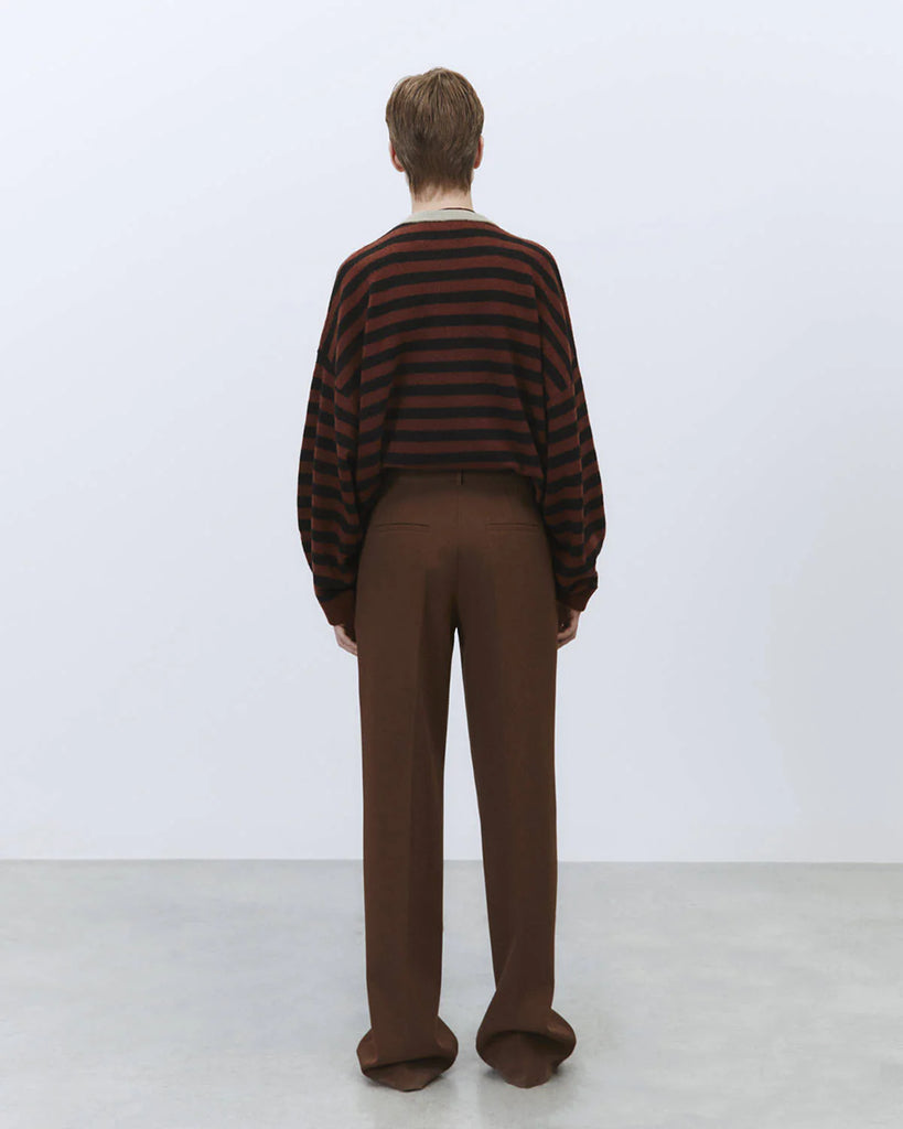 Luźne spodnie Sartoriale Brown z szeroką, prostą nogawką. Posiadają wysoki stan i szlufki umożliwiające noszenie paska. Mają dwie boczne kieszenie z przodu oraz dwie kieszenie z patkami z tyłu. Zapinane na suwak i guzik w pasie. Wykonane z mieszanki wiskozy. Idealne do codziennych, jesiennych stylizacji.&nbsp;