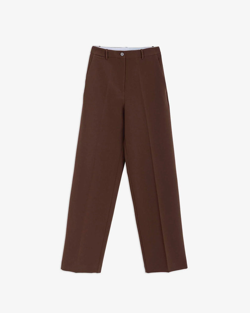 Luźne spodnie Sartoriale Brown z szeroką, prostą nogawką. Posiadają wysoki stan i szlufki umożliwiające noszenie paska. Mają dwie boczne kieszenie z przodu oraz dwie kieszenie z patkami z tyłu. Zapinane na suwak i guzik w pasie. Wykonane z mieszanki wiskozy. Idealne do codziennych, jesiennych stylizacji.&nbsp;