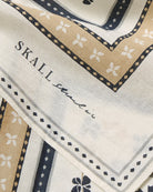 Klasyczna apaszka Skall Floral z cienkiej bawełny organicznej w drobny, roślinny print.