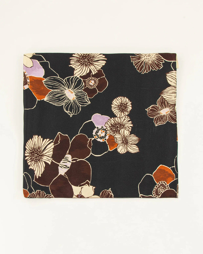 Lekki Szalik Scarvi Black Hybis francuskiej marki Sessun w kwiatowy wzór w jesiennych kolorach.