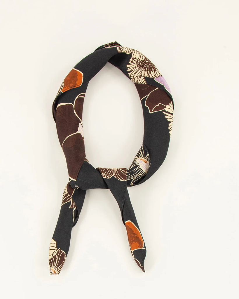 Lekki Szalik Scarvi Black Hybis francuskiej marki Sessun w kwiatowy wzór w jesiennych kolorach.