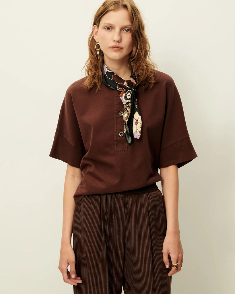 Lekki Szalik Scarvi Black Hybis francuskiej marki Sessun w kwiatowy wzór w jesiennych kolorach.