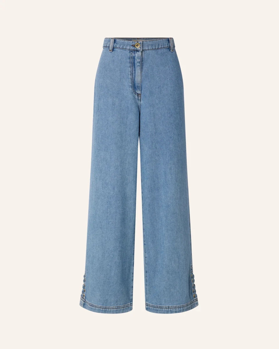 Niebieskie, luźne jeansy Campomoro Sessun z wysokim stanem i szerokimi, skróconymi nogawkami z plecionymi detalami u dołu. Wykonane z bardzo miękkiego i przyjemnego denimu. Idealne na lato.