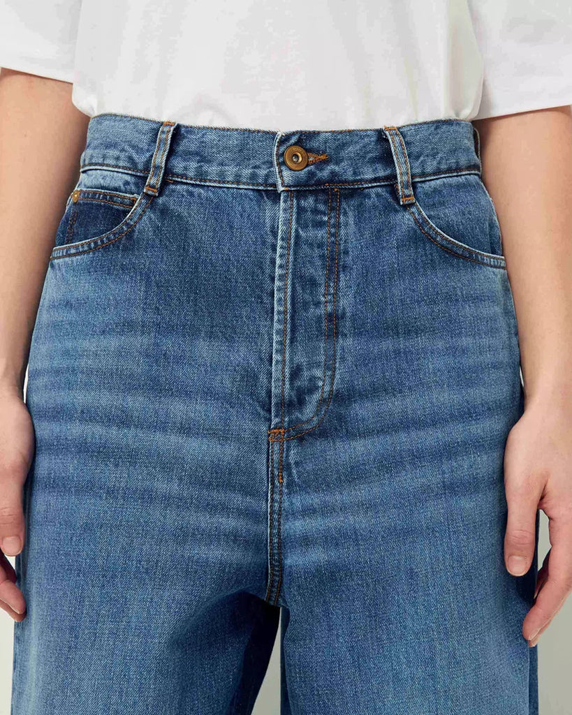 Niebieskie, luźne jeansy w stylu boyfriend Paperlove Sessun z przetarciami. Spodnie posiadają wysoki stan i prostą, szeroką nogawkę