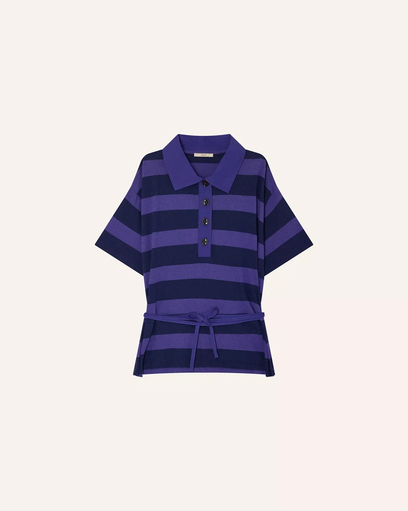 Luźny t-shirt polo Polette Sessun w szerokie, fioletowe paski. Bluzka posiada kołnierzyk i krótki rękaw. Jest wiązana w talii za pomocą cienkiego, wyciąganego sznurka. Pod szyją zapinany na guziki.