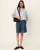 Luźne, jeansowe szorty bermudy Santa Port Sessun ze średnim stanem i zakładkami. Spodenki mają szeroką, prostą nogawkę o długości przed kolano oraz dwie, boczne kieszenie. Wykonane są z miękkiego denimu w cienkie prążki. -Średni stan -Luźny fason -Szeroka, prosta nogawka -Zakładki -Zamów w swoim standardowym rozmiarze