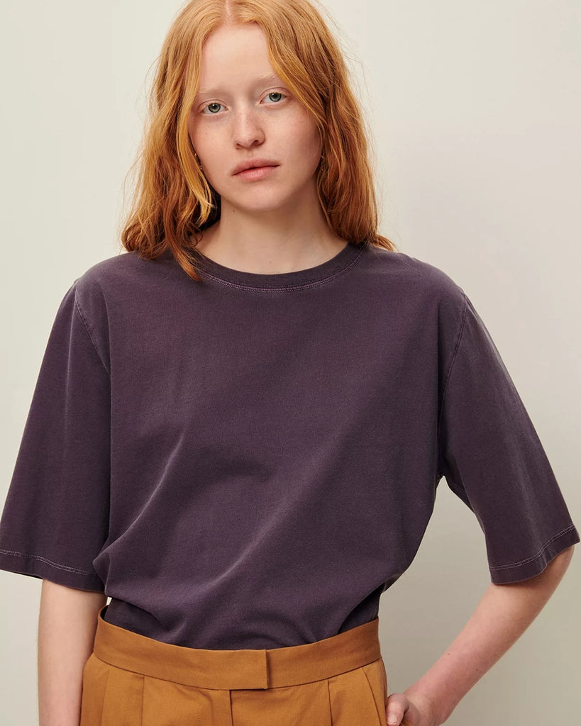 Luźny, fioletowy t-shirt Sergio Sessun z okrągłym dekoltem i krótkim, luźnym rękawem i długości do łokcia. Wykonany z miękkiej bawełny z efektem delikatnego "sprania".