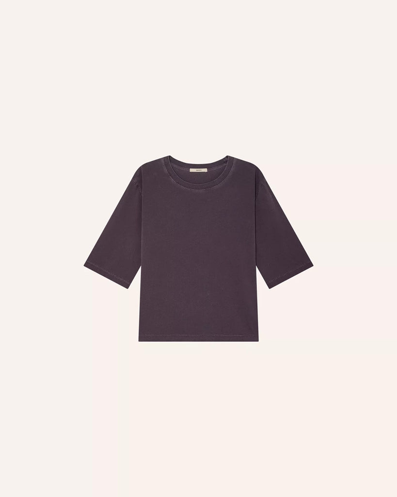 Luźny, fioletowy t-shirt Sergio Sessun z okrągłym dekoltem i krótkim, luźnym rękawem i długości do łokcia. Wykonany z miękkiej bawełny z efektem delikatnego "sprania".