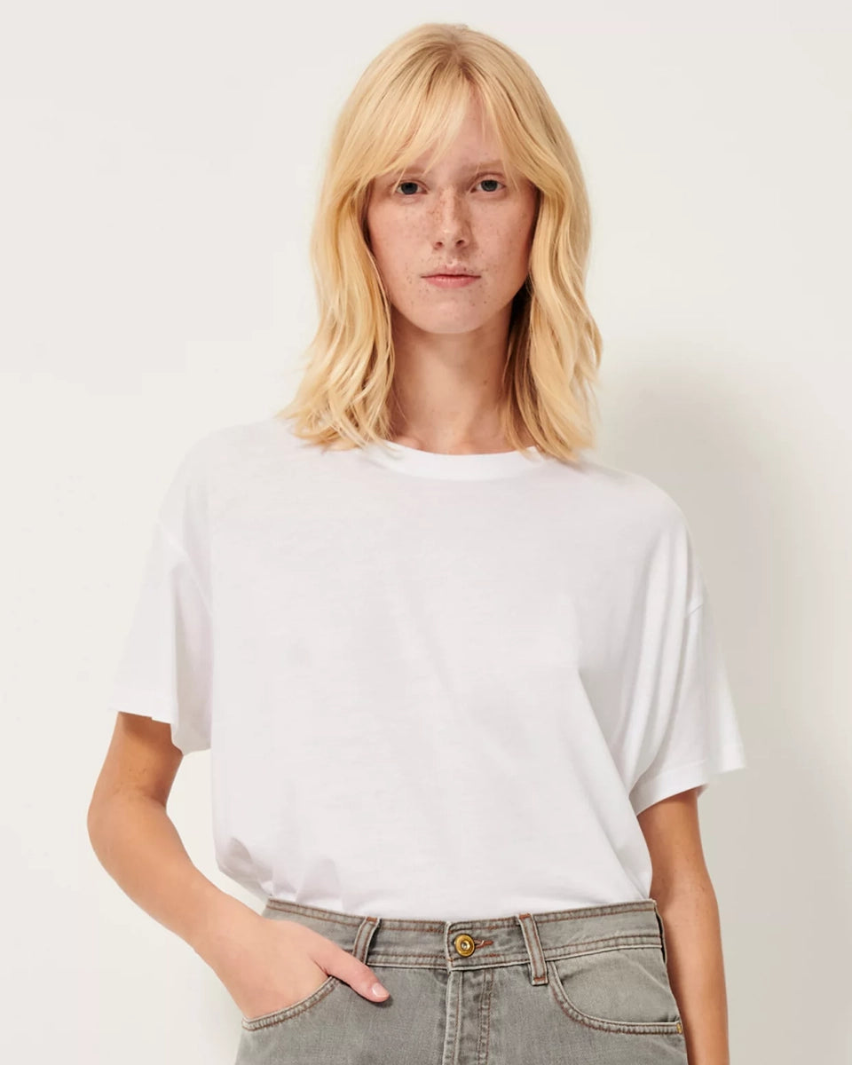 Luźny, biały t-shirt TOO Sessun z okrągłym dekoltem, krótkim rękawem i opadającymi ramionami. Koszulka posiada prosty krój.