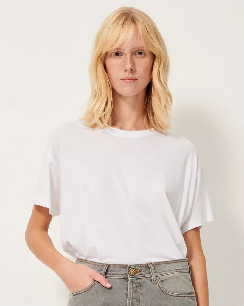 Luźny, biały t-shirt TOO Sessun z okrągłym dekoltem, krótkim rękawem i opadającymi ramionami. Koszulka posiada prosty krój.