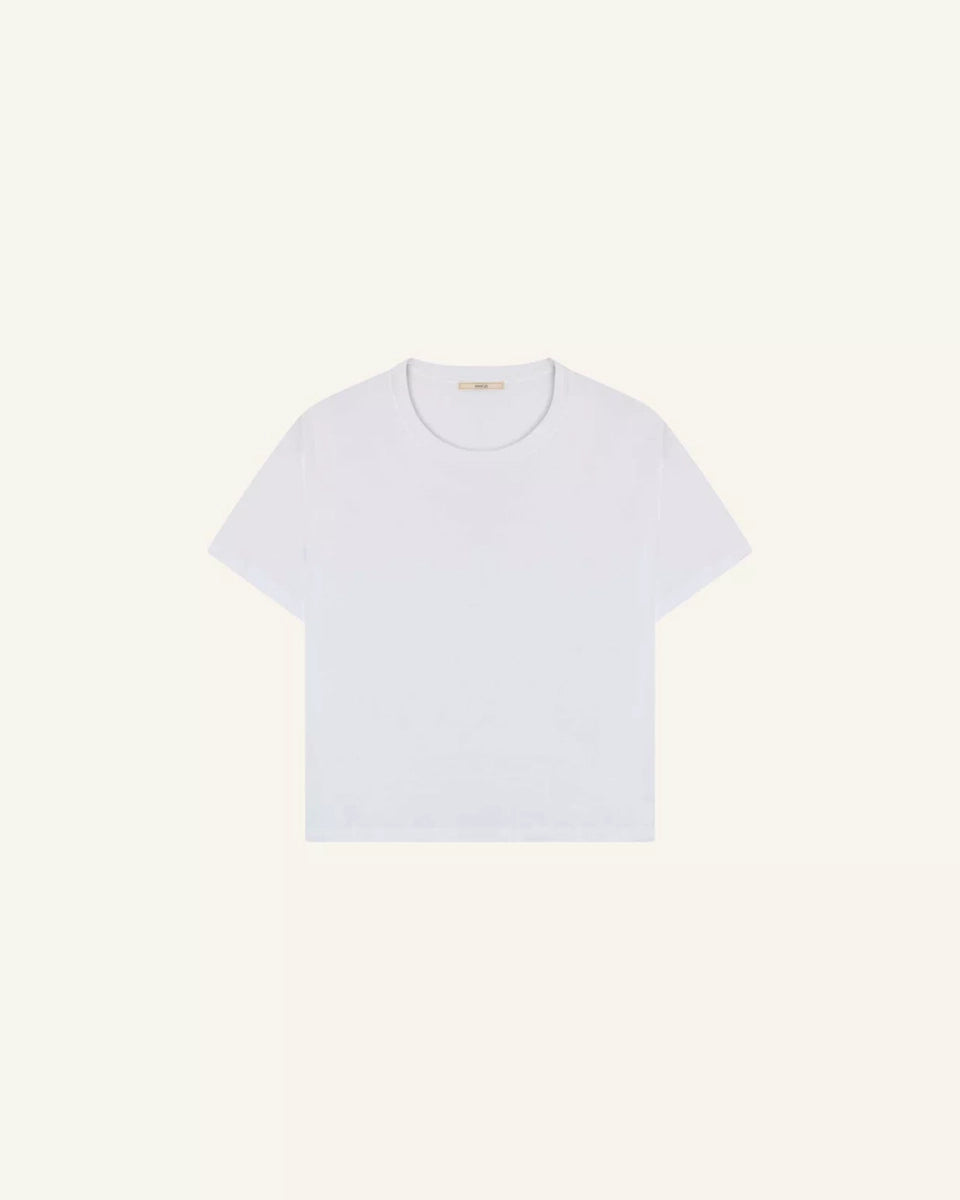 Luźny, biały t-shirt TOO Sessun z okrągłym dekoltem, krótkim rękawem i opadającymi ramionami. Koszulka posiada prosty krój.
