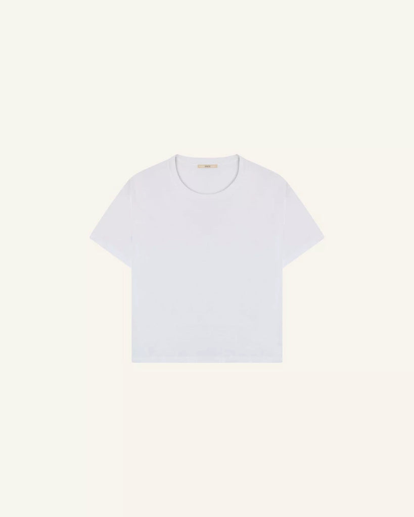 Luźny, biały t-shirt TOO Sessun z okrągłym dekoltem, krótkim rękawem i opadającymi ramionami. Koszulka posiada prosty krój.