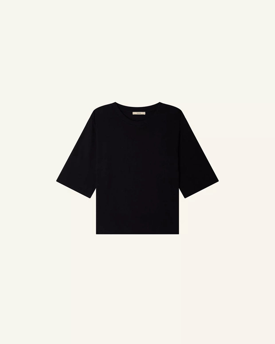 Luźny, czarny t-shirt Serge Sessun z okrągłym dekoltem i krótkim rękawem o długości do łokcia.