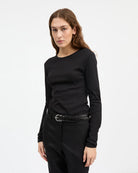 Minimalistyczny, czarny, bawełniany longsleeve Seventies O-neck SKALL z okrągłym dekoltem i wąskimi, długimi rękawami. Posiada przylegający do ciała fason i delikatną, gładką fakturę. Wykonany z organicznej i bardzo przyjemnej dla skóry bawełny. To bluzka idealna do warstwowych stylizacji.&nbsp;

-Przylegający fason

-100% bawełna organiczna

-Zamów longsleeve w swoim normalnym rozmiarze