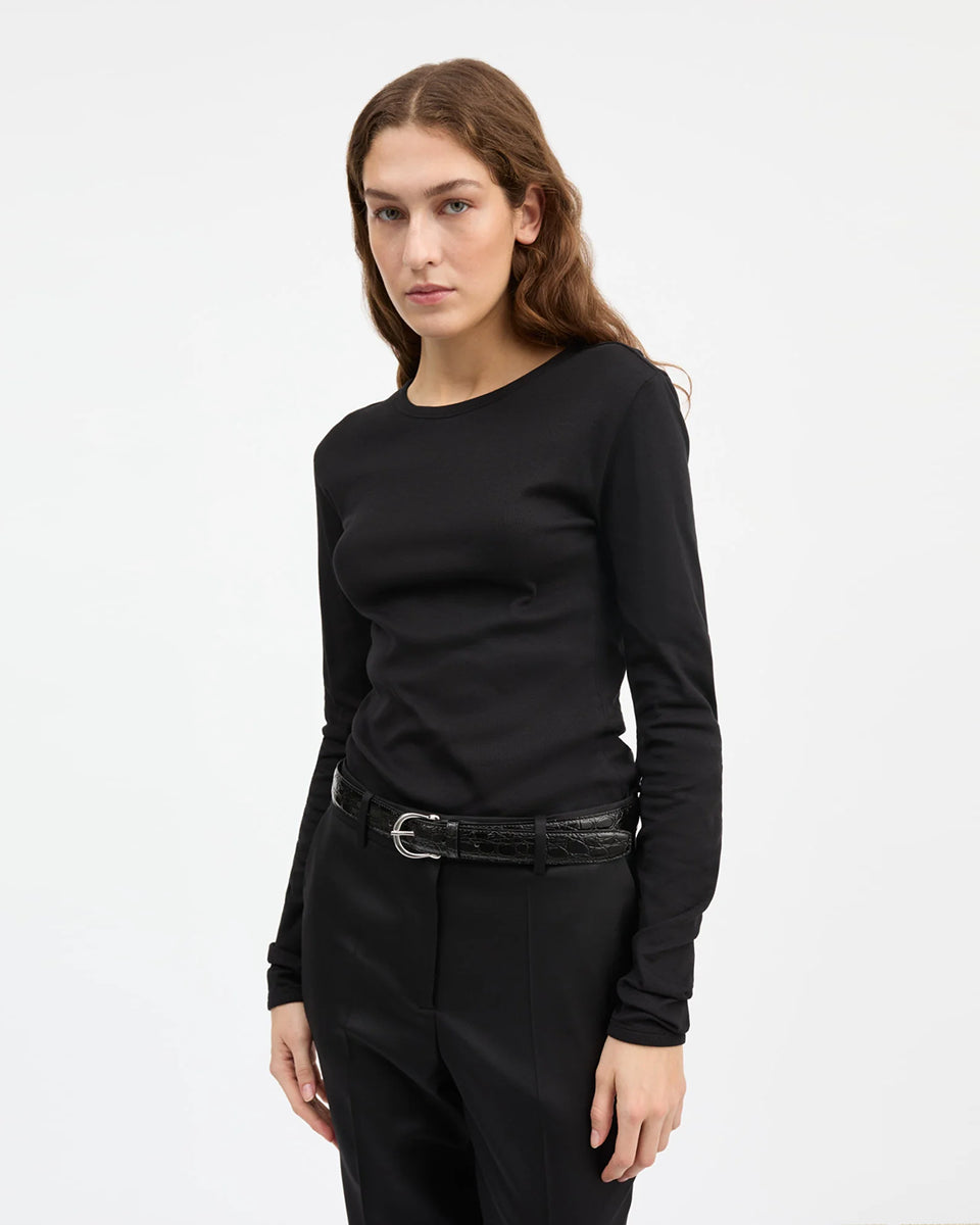 Minimalistyczny, czarny, bawełniany longsleeve Seventies O-neck SKALL z okrągłym dekoltem i wąskimi, długimi rękawami. Posiada przylegający do ciała fason i delikatną, gładką fakturę. Wykonany z organicznej i bardzo przyjemnej dla skóry bawełny. To bluzka idealna do warstwowych stylizacji.&nbsp;

-Przylegający fason

-100% bawełna organiczna

-Zamów longsleeve w swoim normalnym rozmiarze