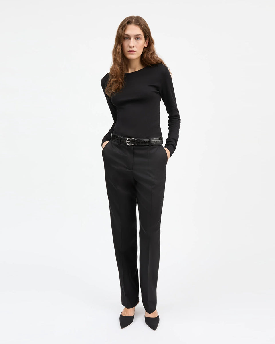 Minimalistyczny, czarny, bawełniany longsleeve Seventies O-neck SKALL z okrągłym dekoltem i wąskimi, długimi rękawami. Posiada przylegający do ciała fason i delikatną, gładką fakturę. Wykonany z organicznej i bardzo przyjemnej dla skóry bawełny. To bluzka idealna do warstwowych stylizacji.&nbsp;

-Przylegający fason

-100% bawełna organiczna

-Zamów longsleeve w swoim normalnym rozmiarze