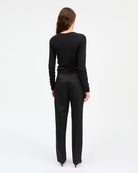 Minimalistyczny, czarny, bawełniany longsleeve Seventies O-neck SKALL z okrągłym dekoltem i wąskimi, długimi rękawami. Posiada przylegający do ciała fason i delikatną, gładką fakturę. Wykonany z organicznej i bardzo przyjemnej dla skóry bawełny. To bluzka idealna do warstwowych stylizacji.&nbsp;

-Przylegający fason

-100% bawełna organiczna

-Zamów longsleeve w swoim normalnym rozmiarze
