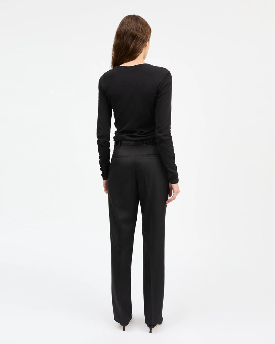 Minimalistyczny, czarny, bawełniany longsleeve Seventies O-neck SKALL z okrągłym dekoltem i wąskimi, długimi rękawami. Posiada przylegający do ciała fason i delikatną, gładką fakturę. Wykonany z organicznej i bardzo przyjemnej dla skóry bawełny. To bluzka idealna do warstwowych stylizacji.&nbsp;

-Przylegający fason

-100% bawełna organiczna

-Zamów longsleeve w swoim normalnym rozmiarze