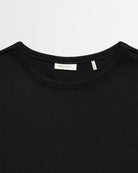 Minimalistyczny, czarny, bawełniany longsleeve Seventies O-neck SKALL z okrągłym dekoltem i wąskimi, długimi rękawami. Posiada przylegający do ciała fason i delikatną, gładką fakturę. Wykonany z organicznej i bardzo przyjemnej dla skóry bawełny. To bluzka idealna do warstwowych stylizacji.&nbsp;

-Przylegający fason

-100% bawełna organiczna

-Zamów longsleeve w swoim normalnym rozmiarze