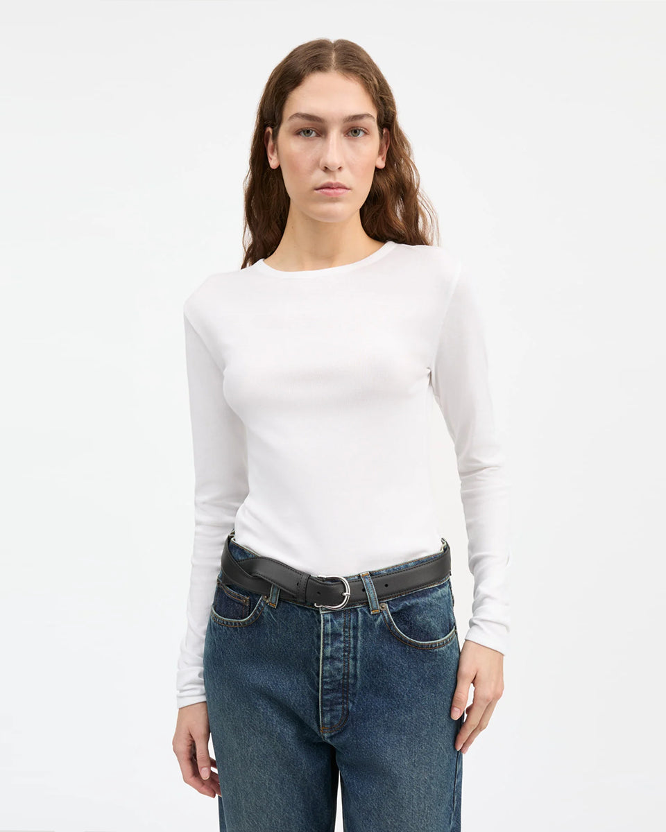 Minimalistyczny, biały, bawełniany longsleeve Seventies O-neck SKALL z okrągłym dekoltem i wąskimi, długimi rękawami. Posiada przylegający do ciała fason i delikatną, gładką fakturę. Wykonany z organicznej i bardzo przyjemnej dla skóry bawełny. To bluzka idealna do warstwowych stylizacji.&nbsp;

-Przylegający fason

-100% bawełna organiczna

-Zamów longsleeve w swoim normalnym rozmiarze