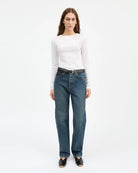 Minimalistyczny, biały, bawełniany longsleeve Seventies O-neck SKALL z okrągłym dekoltem i wąskimi, długimi rękawami. Posiada przylegający do ciała fason i delikatną, gładką fakturę. Wykonany z organicznej i bardzo przyjemnej dla skóry bawełny. To bluzka idealna do warstwowych stylizacji.&nbsp;

-Przylegający fason

-100% bawełna organiczna

-Zamów longsleeve w swoim normalnym rozmiarze