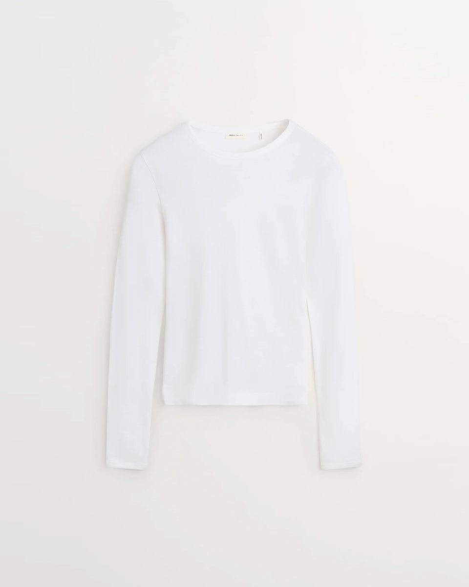 Minimalistyczny, biały, bawełniany longsleeve Seventies O-neck SKALL z okrągłym dekoltem i wąskimi, długimi rękawami. Posiada przylegający do ciała fason i delikatną, gładką fakturę. Wykonany z organicznej i bardzo przyjemnej dla skóry bawełny. To bluzka idealna do warstwowych stylizacji.&nbsp;

-Przylegający fason

-100% bawełna organiczna

-Zamów longsleeve w swoim normalnym rozmiarze
