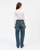 Minimalistyczny, biały, bawełniany longsleeve Seventies O-neck SKALL z okrągłym dekoltem i wąskimi, długimi rękawami. Posiada przylegający do ciała fason i delikatną, gładką fakturę. Wykonany z organicznej i bardzo przyjemnej dla skóry bawełny. To bluzka idealna do warstwowych stylizacji.&nbsp;

-Przylegający fason

-100% bawełna organiczna

-Zamów longsleeve w swoim normalnym rozmiarze